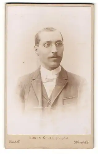 Fotografie Eugen Kegel, Cassel & Elberfeld, Portrait Herr mit Brille im Anzug