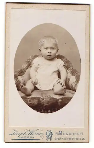 Fotografie Joseph Werner, München, Portrait Kleinkind im Kleidchen auf einem Sessel