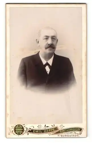 Fotografie Emil Hoppe, Hartmannsdorf, Portrait älterer Herr mit Schnauzbart