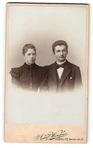 Fotografie Adolf Winkler, Goerlitz, Portrait junger Mann und Fräulein in festlicher Garderobe
