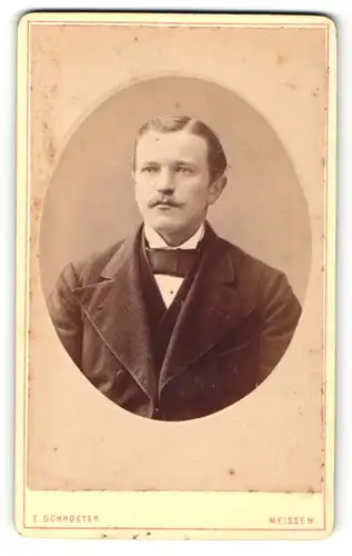 Fotografie E. Schroeter, Meissen, Portrait junger Herr mit Oberlippenbart