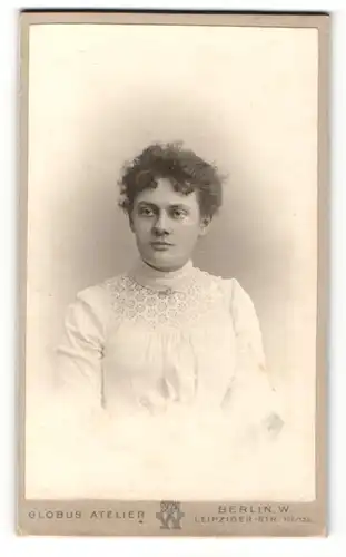 Fotografie Globus Atelier, Berlin-W, Portrait junge Dame mit zusammengebundenem Haar