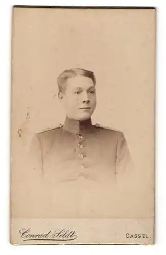Fotografie Conrad Seldt, Cassel, Portrait junger Soldat in Uniform
