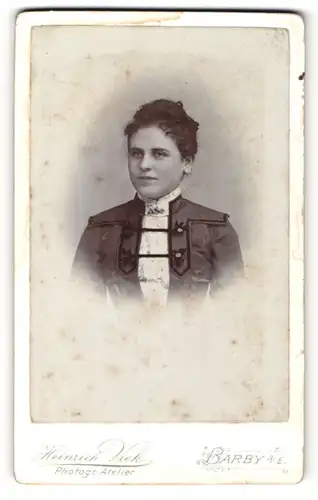 Fotografie Heinrich Viek, Barby a/E, Portrait junge Dame mit zusammengebundenem Haar