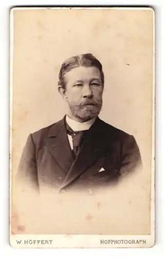 Fotografie W. Höffert, Berlin, Portrait älterer Herr mit Bart in Anzug
