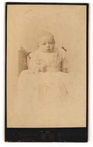 Fotografie A. Bernhard, Ballenstedt, Portrait Säugling in Kleid