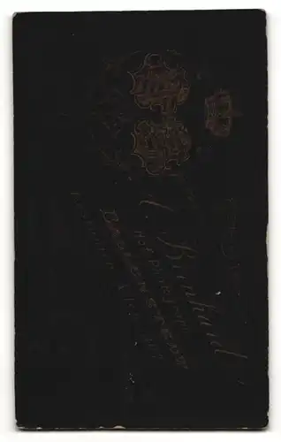 Fotografie A. Bernhard, Ballenstedt, Portrait Säugling in Kleid