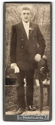 Fotografie Richard Fritzsching, Bischofswerda, Portrait charmanter Herr im Anzug mit Handschuhen