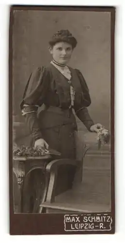 Fotografie Max Schmitz, Leipzig-R., Portrait elegant gekleidete Dame mit Buch und Blume