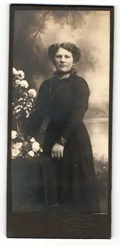 Fotografie H. Rohrbeck, Jüterbog, Portrait elegant gekleidete Dame mit Blumen an Tisch gelehnt