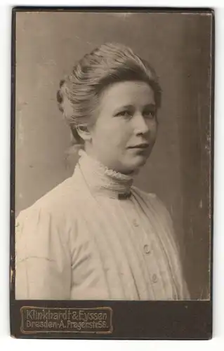 Fotografie Klinkhardt & Eyssen, Dresden-A, Portrait hübsch gekleidete Dame mit Hochsteckfrisur