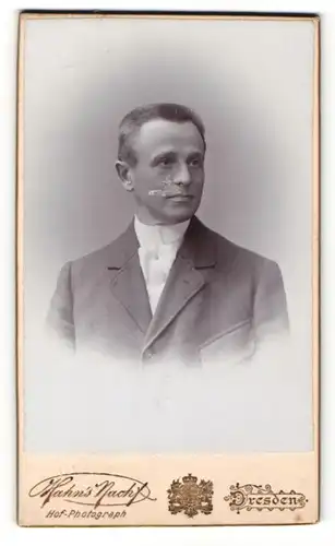 Fotografie Hahn`s Nachf., Dresden, Portrait charmanter Herr im Anzug mit Krawatte