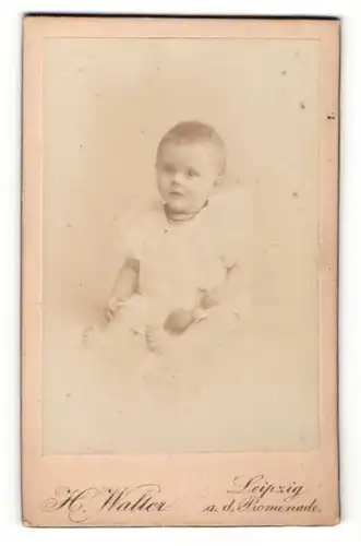 Fotografie H. Walter, Leipzig, Baby im weissen Taufkleid