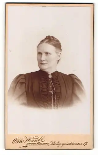 Fotografie Otto Wendt, Quedlinburg, Frau in schwarzem Kleid