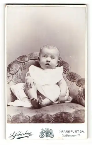 Fotografie Atelier Scherhag, Frankfurt a. Main, Portrait Kleinkind im Kleidchen auf einem Sessel