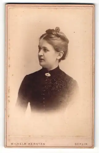 Fotografie Wilhelm Kersten, Berlin, Portrait hübsches Mädchen in schwarzer Bluse mit Hochsteckfrisur