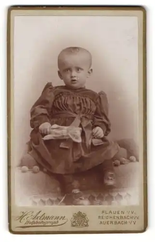 Fotografie H. Axtmann, Plauen i.V., Portrait Kleinkind im Kleidchen auf einem Kissen