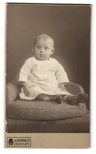 Fotografie A. Wertheim, Berlin, Portrait niedliches Kleinkind im Kleidchen