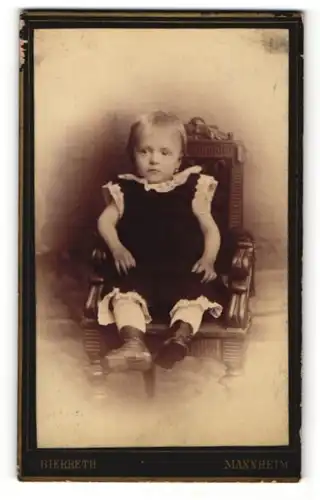 Fotografie V. Bierrieth, Mannheim, Portrait Kleinkind auf Sitzmöbel