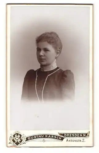 Fotografie Gustav Karsch, Dresden-N, Portrait Fräulein mit zusammengebundenem Haar