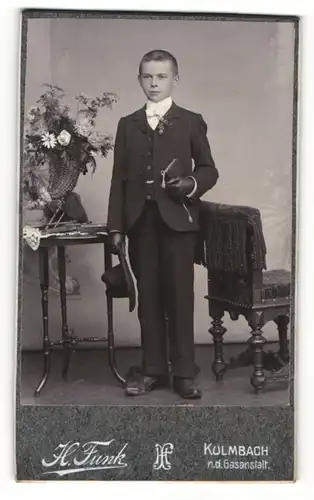Fotografie H. Funk, Kulmbach, Junge im Anzug mit Hut in der Hand und Lederhandschuhen