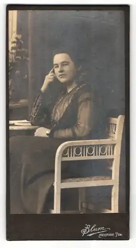 Fotografie Blum, Meerane i/Sa., junge Frau im Kleid sitzend auf Stuhl