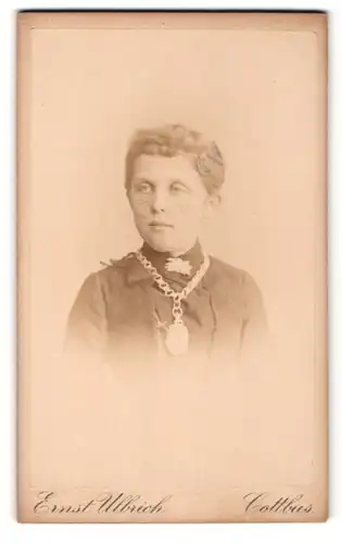Fotografie Ernst Ulrich, Cottbus, Mädchen mit breiter Halskette mit grossem Amulett