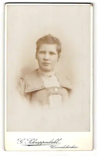 Fotografie G. Schneppendahl, Wermelskirchen, junge Frau mit Kurzhaarfrisur