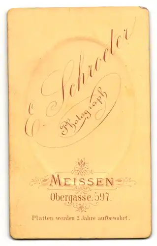 Fotografie E. Schroeter, Meissen, Mann im Anzug mit schmaler Fliege und Oberlippenbart