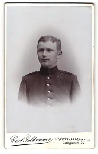 Fotografie Carl Goldammer, Wittenberg, junger Soldat mit strengem Seitenscheitel