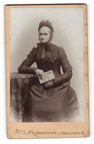 Fotografie Tr. Friedemann, Dresden, alte Dame im Kleid sitzend mit Kopfschmuck