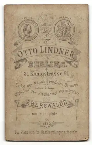 Fotografie Otto Lindner, Berlin, kleines Mädchen auf Sessel liegend
