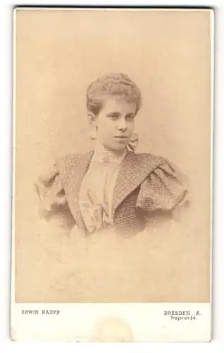 Fotografie Erwin Raupp, Dresden, Frau mit Schleife im Haar im Kleid mit Puffärmeln