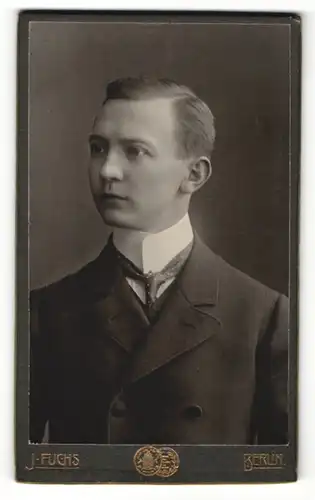 Fotografie J. Fuchs, Berlin, junger Mann im Anzug mit schmalem Binder und Seitenscheitel