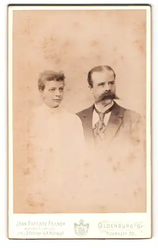 Fotografie Jean Baptiste Feilner, Oldenburg, Mann im Anzug mit Binder und breitem Schnauzbart und Frau im daneben