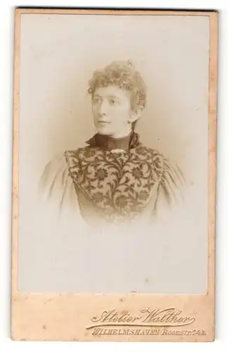 Fotografie Atelier Walther, Wilhelmshaven, Frau im Kleid mit hohem Kragen und hochgesteckter Frisur