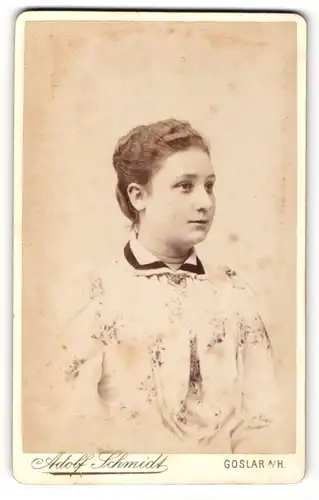 Fotografie Adolf Schmidt, Goslar a/H., Mädchen im Kleid mit nach hinten gebundenen Haaren