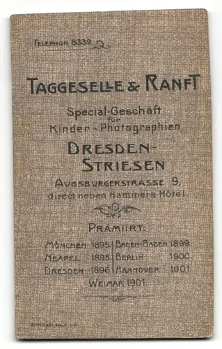 Fotografie Taggeselle & Ranft, Dresden, Frau im Kleid mit langer Perlenhalskette