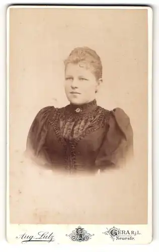 Fotografie Aug. Lutz, Gera R. j. L., junge Frau im Kleid mit Puffärmeln und hochgesteckten Haaren