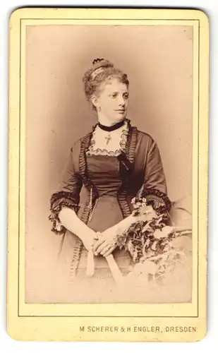 Fotografie M. Scherer & H. Engler, Dresden, junge Frau im Kleid mit Halsband mit Kreuz daran