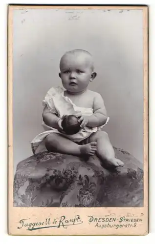 Fotografie Taggeselle & Ranft, Dresden, Baby mit Holzkugel in der Hand