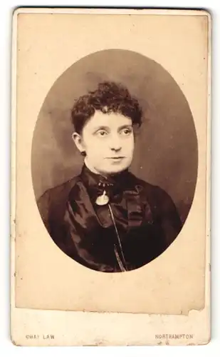 Fotografie Charles Law, Northampton, Portrait elegant gekleidete Dame mit Ohrringen