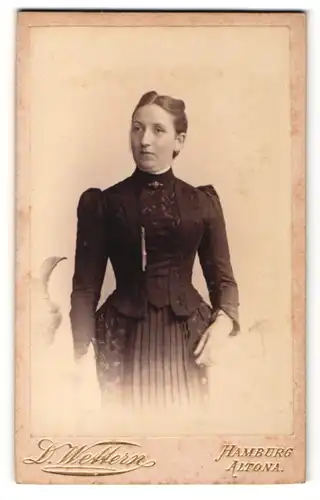 Fotografie D. Wettern, Hamburg, Portrait bürgerlich gekleidete Dame mit Kragenbrosche