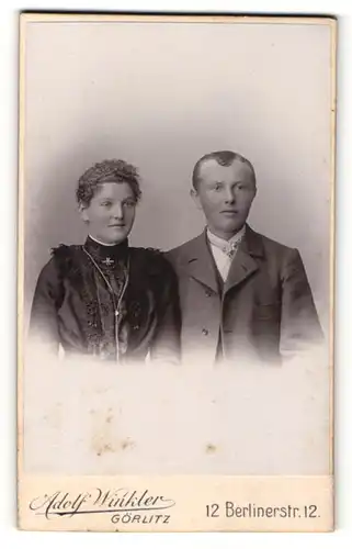 Fotografie Adolf Winkler, Görlitz, Portrait bürgerliches Paar in eleganter Kleidung