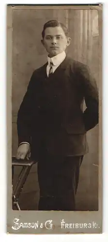 Fotografie Samson & Co., Freiburg i / B., Portrait charmanter Herr im Anzug mit Krawatte