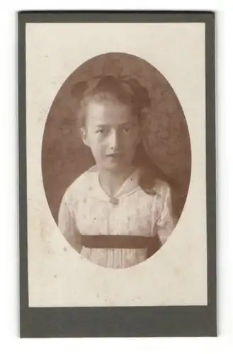 Fotografie unbekannter Fotograf und Ort, Portrait junges Mädchen mit Haarschleife und Kragenbrosche