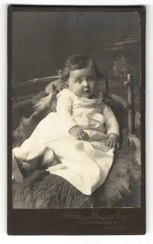 Fotografie Atelier Krauskopf, Halver i.W., Süsses baby im weissen Kleidchen