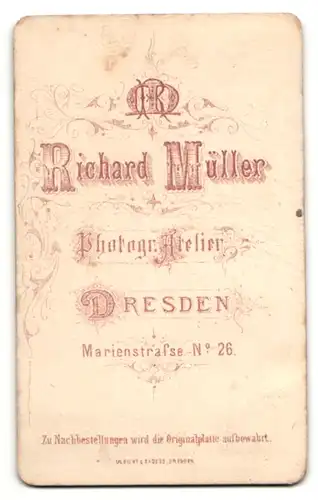 Fotografie Richard Müller, Dresden, Mann mit Schnurrbart im Anzug mit Fliege