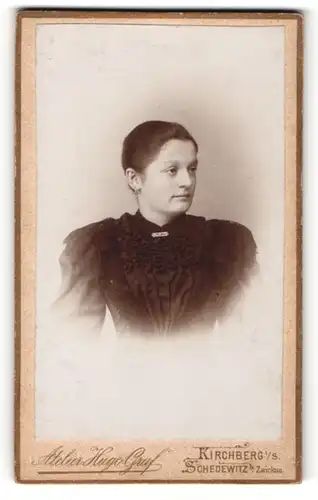 Fotografie Hugo Graf, Kirchberg i. S., Dame mit zurückgebundenem Haar in gerüschtem Kleid mit Puffärmeln