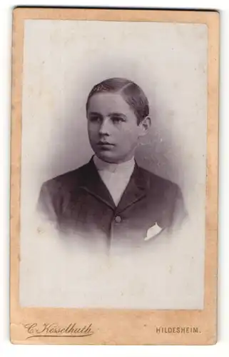 Fotografie C. Kesselhuth, Hildesheim, Junge mit Seitenscheitel im Anzug